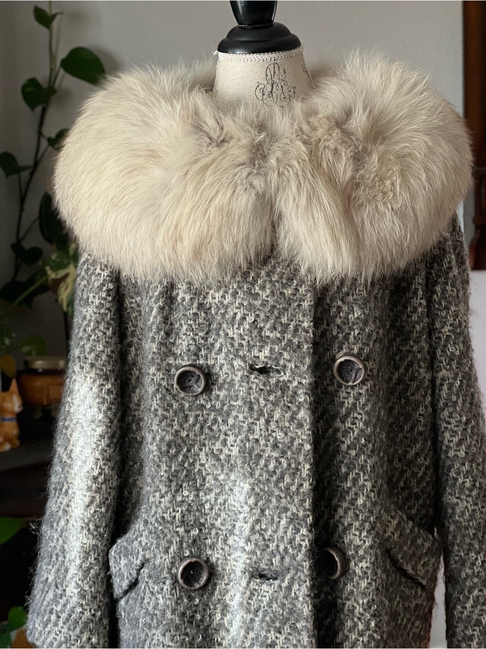 Women’s Gray Bouclé Coat with Cream Fur Collar